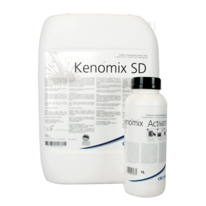 Na zdjęciu dwa opakowania chemicznego produktu Kenomix — duży kanister Kenomix SD (19 L) oraz mniejsza butelka Kenomix Activator (1 L).